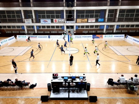 Két röplabda mérkőzés, egy, egy nyert játszma, vereséggel